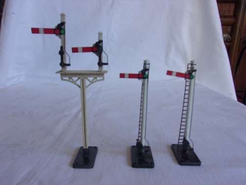 2 x OO Gauge Tri-ang R43 diecast Home Semaphore Signals & 1 x R140 double Home Semaphore Signal