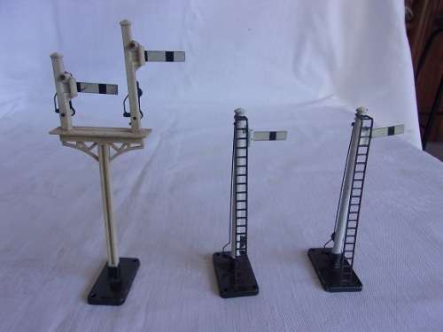 2 x OO Gauge Tri-ang R43 diecast Home Semaphore Signals & 1 x R140 double Home Semaphore Signal
