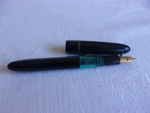 Vintage  no-name twist-filler fountain pen with a 14ct gold nib