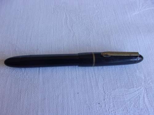 Vintage  no-name twist-filler fountain pen with a 14ct gold nib