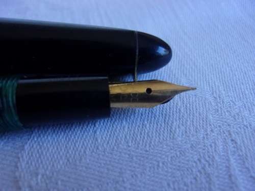Vintage  no-name twist-filler fountain pen with a 14ct gold nib