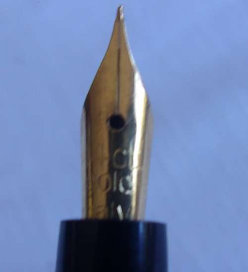 Vintage  no-name twist-filler fountain pen with a 14ct gold nib