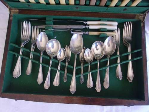 Lovely vintage 52 piece Joseph Rodgers/ Dixon cutlery set in wooden canteen