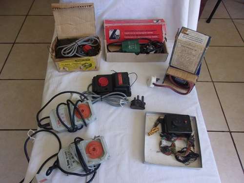 Vintage Tri-ang RT42 Speed Control Unit & 4 R.487 Track Power Connecting Clips for 1 bid