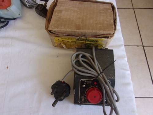 Vintage Tri-ang RT42 Speed Control Unit & 4 R.487 Track Power Connecting Clips for 1 bid