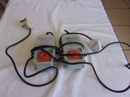 Vintage Tri-ang RT42 Speed Control Unit & 4 R.487 Track Power Connecting Clips for 1 bid