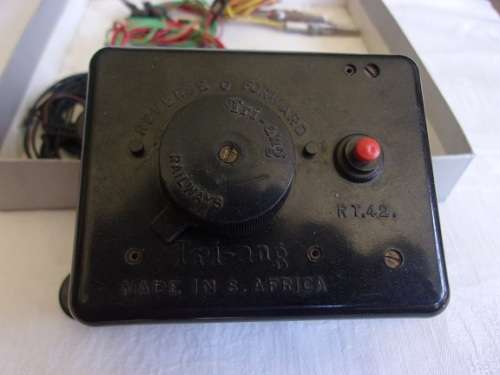 Vintage Tri-ang RT42 Speed Control Unit & 4 R.487 Track Power Connecting Clips for 1 bid