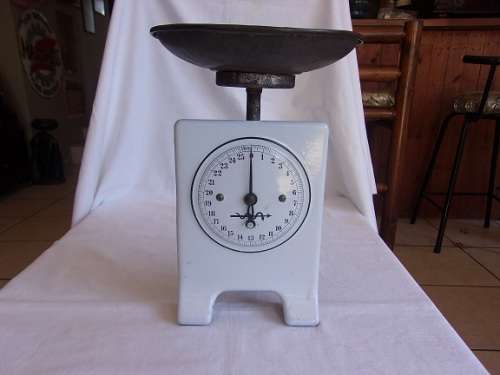Vintage "Foreign" enamel and cast iron kitchen scale - great condition