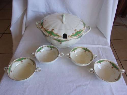 Huge vintage Grindley Cream Petal Paulette design soup tureen & 4 handled soup bowls