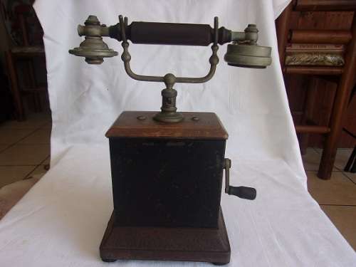 Antique British L.M. Ericsson crank table top telephone