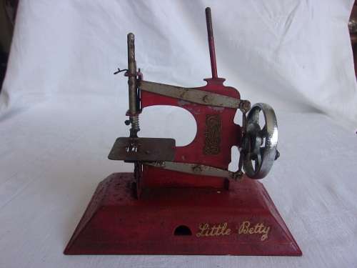 Vintage Straco red "Little Betty" toy sewing machine - W2