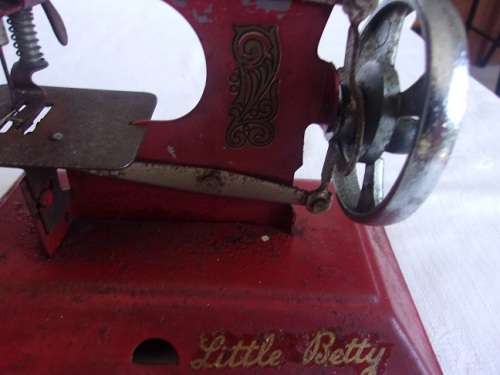 Vintage Straco red "Little Betty" toy sewing machine - W2