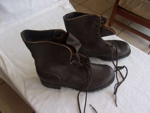 Vintage pair of SADF Waytread army boots - look hardly used