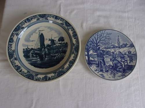 2 Vintage Delft wall plates for 1 bid