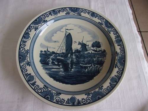 2 Vintage Delft wall plates for 1 bid
