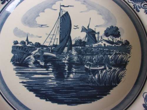 2 Vintage Delft wall plates for 1 bid