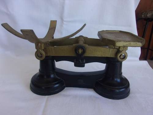 Vintage cast iron balance scale with 2 Imperial weights