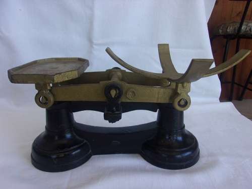 Vintage cast iron balance scale with 2 Imperial weights