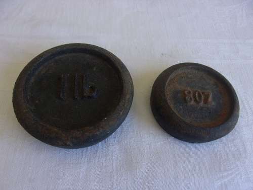 Vintage cast iron balance scale with 2 Imperial weights