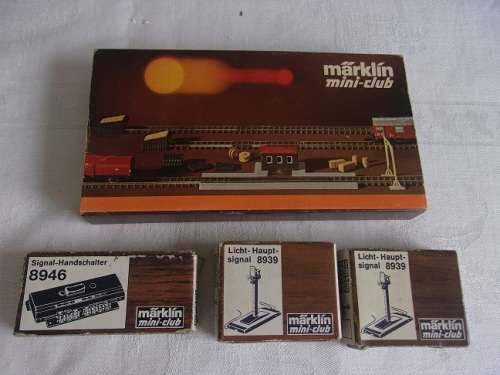 Vintage boxed Marklin Mini-Club Freight Station kit, 2 Signal lights and Signal control