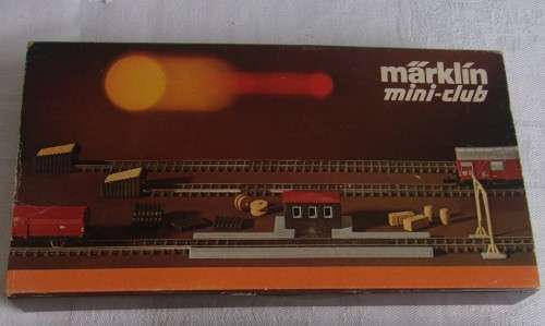 Vintage boxed Marklin Mini-Club Freight Station kit, 2 Signal lights and Signal control