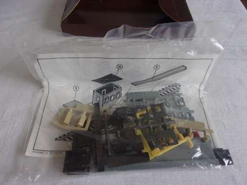 Vintage boxed Marklin Mini-Club Freight Station kit, 2 Signal lights and Signal control