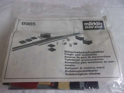 Vintage boxed Marklin Mini-Club Freight Station kit, 2 Signal lights and Signal control