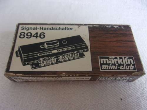 Vintage boxed Marklin Mini-Club Freight Station kit, 2 Signal lights and Signal control