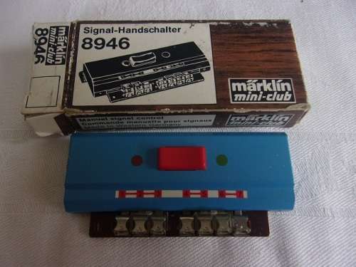 Vintage boxed Marklin Mini-Club Freight Station kit, 2 Signal lights and Signal control