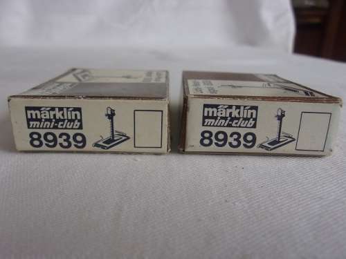 Vintage boxed Marklin Mini-Club Freight Station kit, 2 Signal lights and Signal control