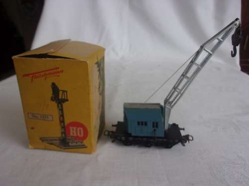 Vintage HO scale Fleischmann signal light and Marklin Kranwagen for 1 bid - 1950s