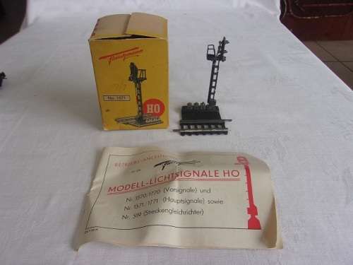 Vintage HO scale Fleischmann signal light and Marklin Kranwagen for 1 bid - 1950s