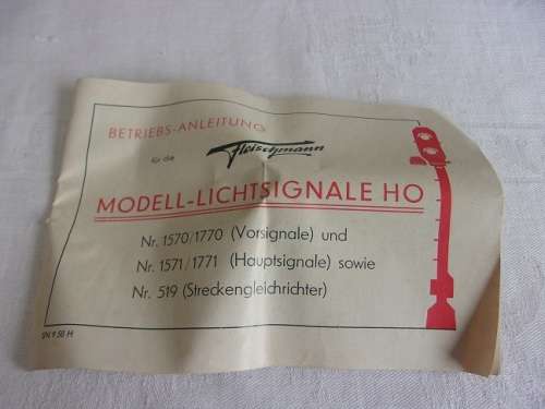 Vintage HO scale Fleischmann signal light and Marklin Kranwagen for 1 bid - 1950s