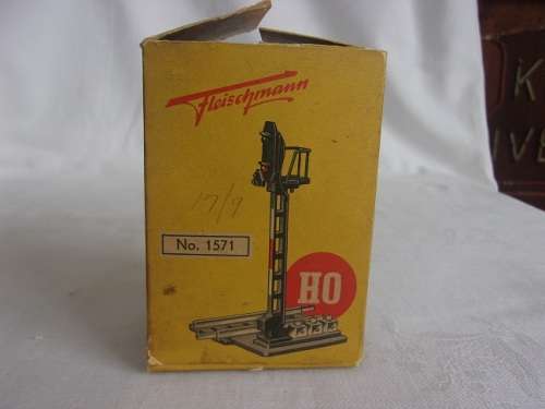 Vintage HO scale Fleischmann signal light and Marklin Kranwagen for 1 bid - 1950s