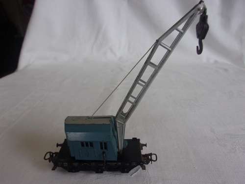 Vintage HO scale Fleischmann signal light and Marklin Kranwagen for 1 bid - 1950s