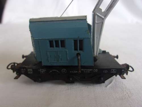 Vintage HO scale Fleischmann signal light and Marklin Kranwagen for 1 bid - 1950s