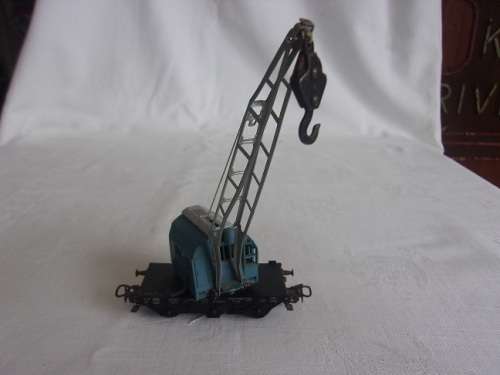 Vintage HO scale Fleischmann signal light and Marklin Kranwagen for 1 bid - 1950s