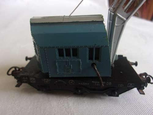Vintage HO scale Fleischmann signal light and Marklin Kranwagen for 1 bid - 1950s