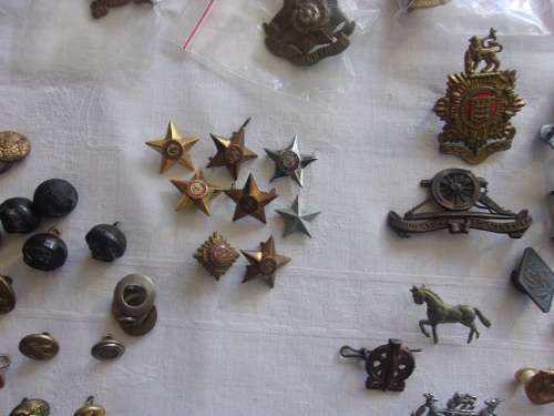 Large lot of over 100 vintage military badges, buttons and insignia for 1 bid
