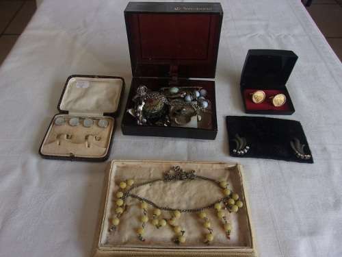 Large lot of vintage women`s and mens costume jewellery for 1 bid
