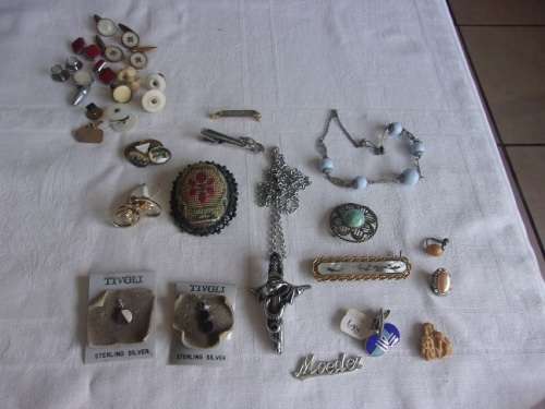 Large lot of vintage women`s and mens costume jewellery for 1 bid