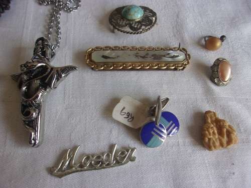 Large lot of vintage women`s and mens costume jewellery for 1 bid
