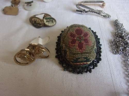 Large lot of vintage women`s and mens costume jewellery for 1 bid