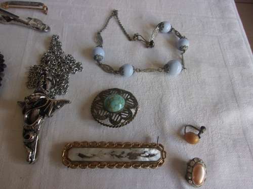 Large lot of vintage women`s and mens costume jewellery for 1 bid