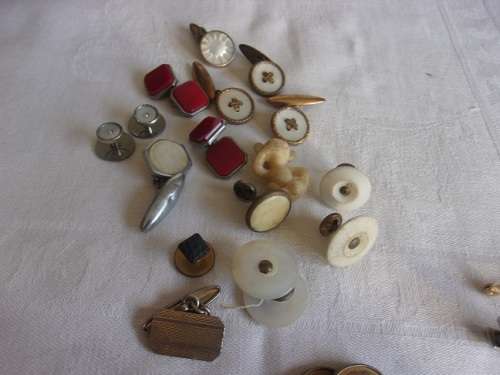 Large lot of vintage women`s and mens costume jewellery for 1 bid