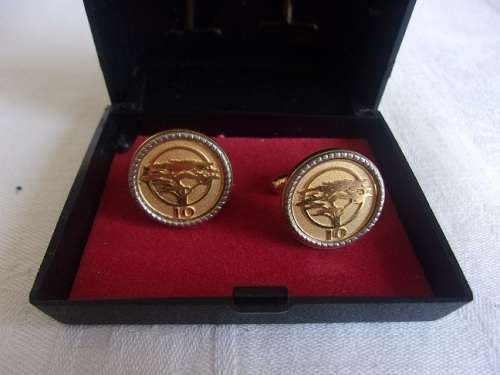 Large lot of vintage women`s and mens costume jewellery for 1 bid