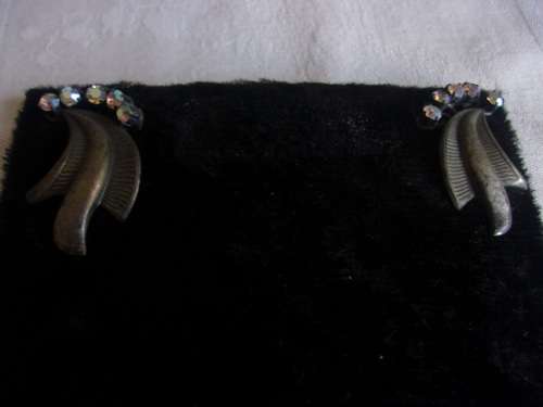 Large lot of vintage women`s and mens costume jewellery for 1 bid