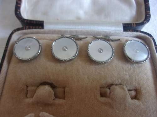 Large lot of vintage women`s and mens costume jewellery for 1 bid