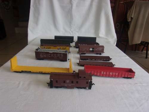 Lot of 12 Athearn HO gauge rolling stock items for 1 bid