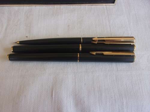 Vintage Parker Arrow black fountain, rollerball pen & pencil set with gold plated trim